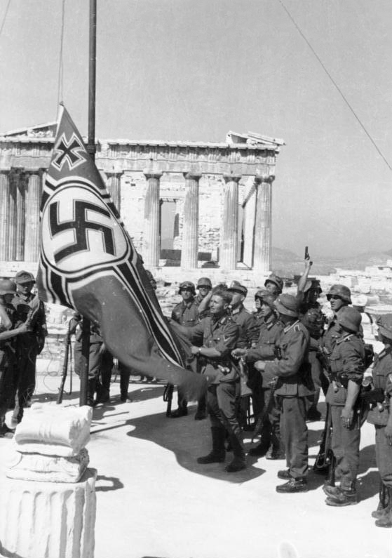 Athen Hissen der Hakenkreuzflagge
