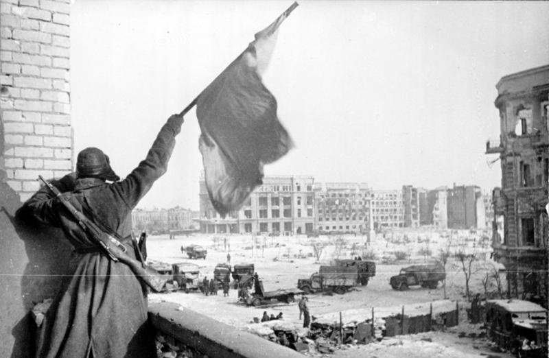 Bundesarchiv_Bild_183-W0506-316_Russland_Kampf_um_Stalingrad_Siegesflagge
