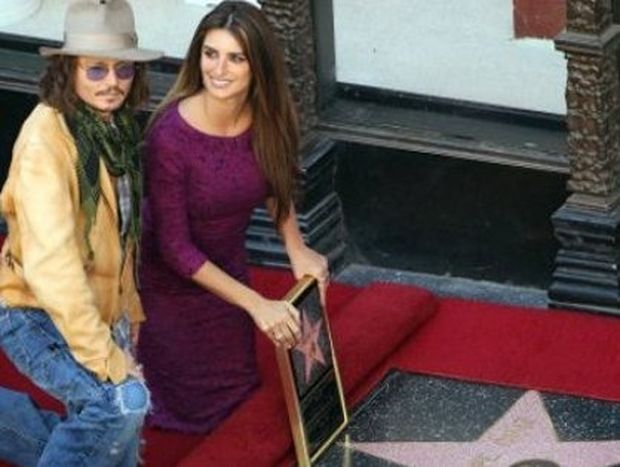O Johnny Depp παρευρίσκεται στη τιμητική διάκριση της Penelope Cruz 