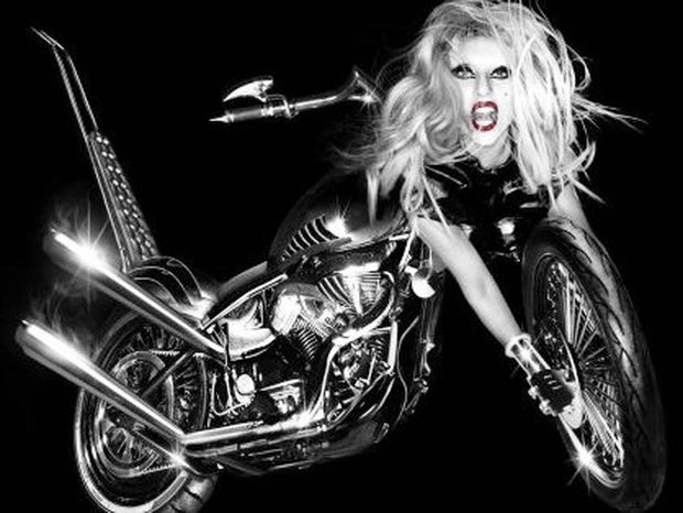 Η Lady GaGa τώρα και μοτοσυκλέτα 