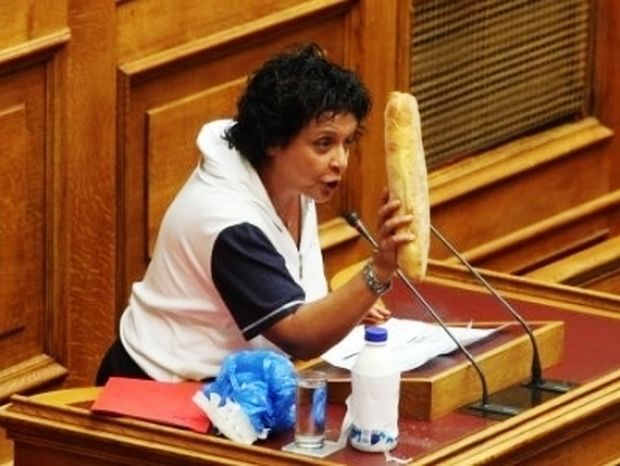 Με γάλα και ψωμί η Κανέλλη στη Βουλή!