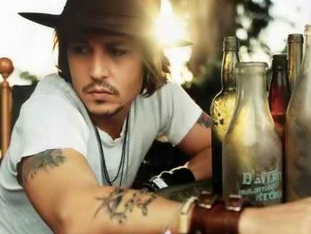VIDEO: Μεθυσμένος ο Johnny Depp κατέρρευσε on camera 