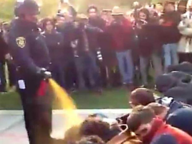 VIDEO-ΣΟΚ: Αστυνομική βία σε φοιτητές στις ΗΠΑ με... ελληνική υπόκρουση! 