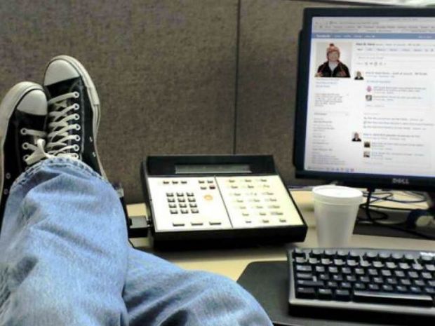 Έρευνα: «Κολλημένοι» σε Facebook και Twitter εν ώρα εργασίας 