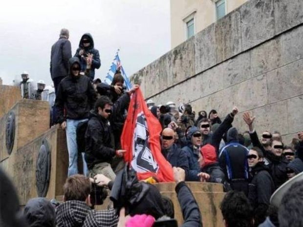 Bild: Οι Έλληνες φωνάζουν «Ξεκουμπιστείτε από δω Ναζί» 