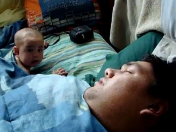 Βίντεο: Δείτε πώς αντιδρά ένα μωρό όταν ο μπαμπάς… ροχαλίζει!