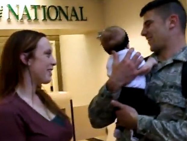 Συγκινητικό βίντεο: Αμερικανός στρατιώτης βλέπει για πρώτη φορά την κόρη του
