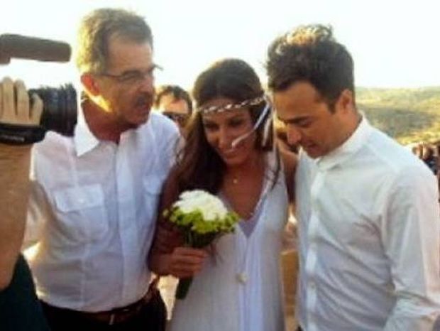 Γάμος Παπουτσάκη-Πιλαφά: Η νύφη ξύρισε το μουστάκι στον γαμπρό πριν τον γάμο! (φωτό)