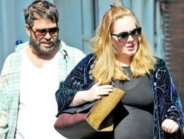 Adele: Οι πρώτες φωτογραφίες της σε προχωρημένη εγκυμοσύνη