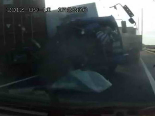 VIDEO: Οδηγός «εκτοξεύτηκε» από σύγκρουση φορτηγών και στάθηκε όρθιος!