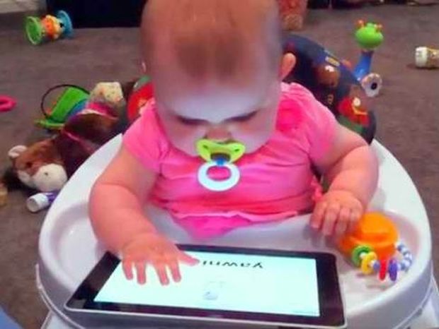 Κοριτσάκι εννέα μηνών παίζει το I pad στα δάχτυλα! 