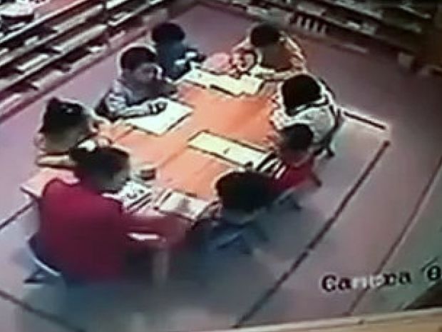 Σοκαριστικό Βίντεο: Δασκάλα χαστούκιζε επί μισή ώρα μικρά παιδάκια στο σχολείο! 