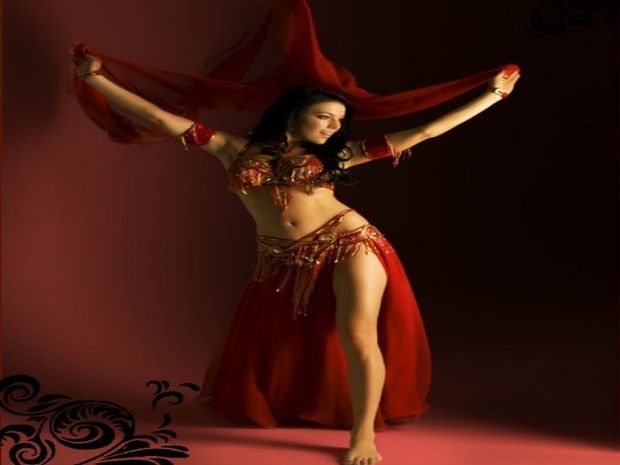 Lunar Dance: Αναδείξτε τη σέξι πλευρά σας χορεύοντας belly dance!
