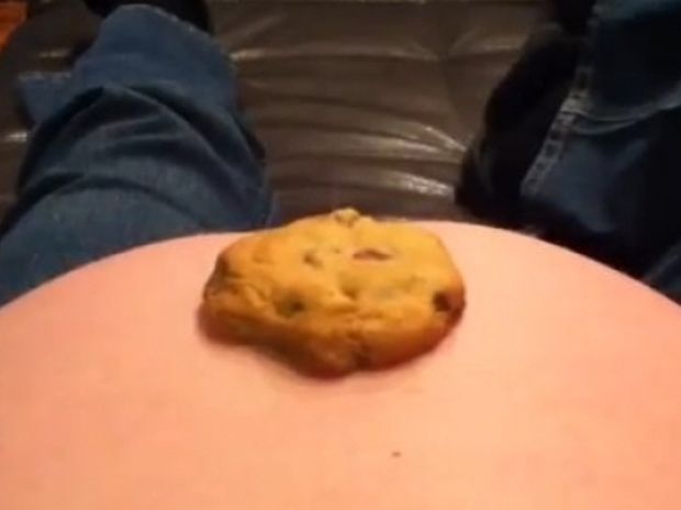 Απίστευτο: Δείτε το έμβρυο να κλωτσάει το μπισκότο από την κοιλιά της μαμάς! 