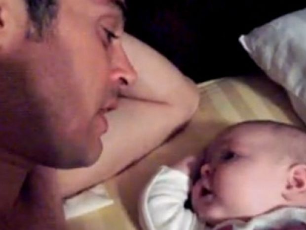 Bίντεο: Μωρό δύο μηνών τραγουδά με τον μπαμπά του!