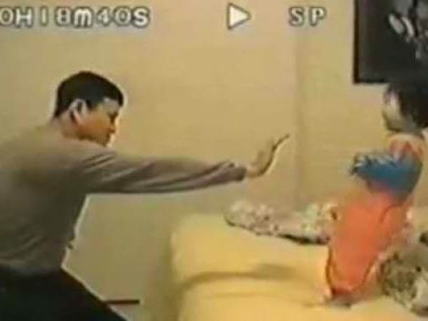 Βίντεο: Όταν ο μπαμπάς παίζει καράτε με την κόρη! 