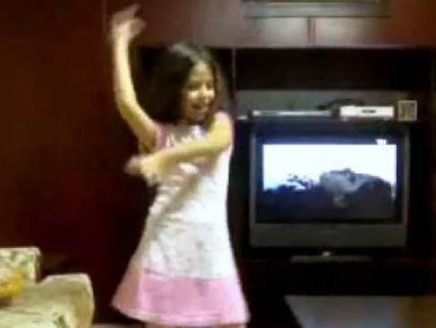 Είναι οκτώ χρονών και χορεύει καλύτερα από επαγγελματία!