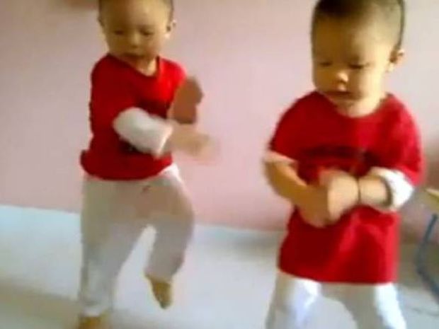 Δύο μωρά... ξεσαλώνουν (κυριολεκτικά) με Gangnam Style