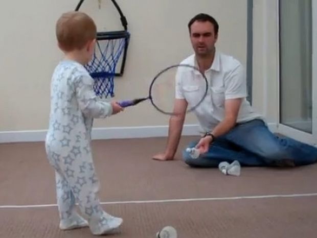 Δύο ετών και παίζει τένις σαν επαγγελματίας!
