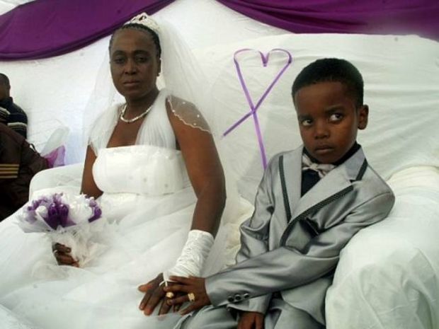 Απίστευτο: 8χρονος παντρεύτηκε 61χρονη!