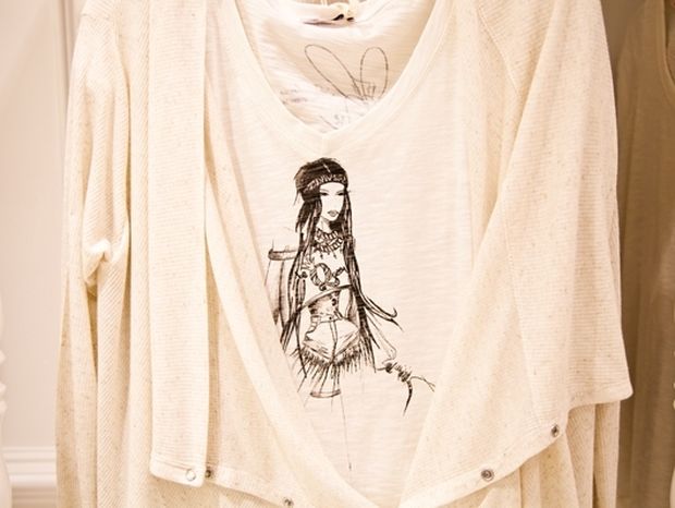 Το T-shirt του Queen.gr κυκλοφορεί στα καταστήματα από την Regalinas 