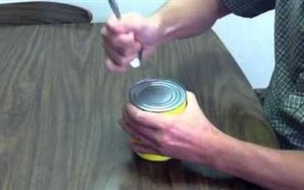 VIDEO: Πώς να ανοίξετε κονσέρβα με κουτάλι