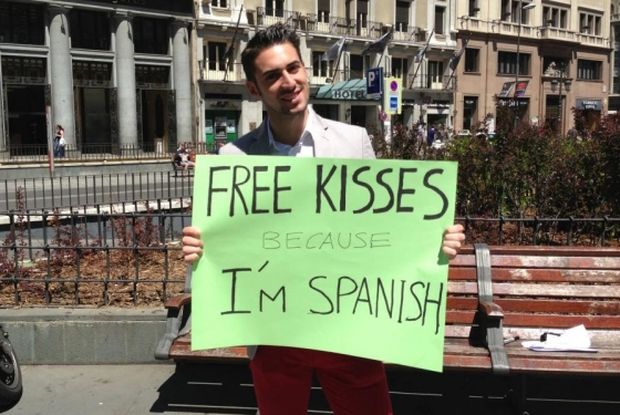 ΔΕΙΤΕ: O Ισπανός που φιλάει δωρεάν στον δρόμο...