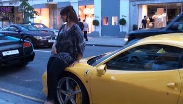 Δείτε πως αντέδρασαν δύο γυναίκες, όταν είδαν έναν τύπο με… Ferrari!