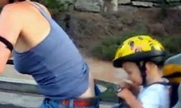 VIDEO: Μπόμπιρας τραβάει το εσώρουχο της μαμάς του ενώ κάνουν ποδήλατο!