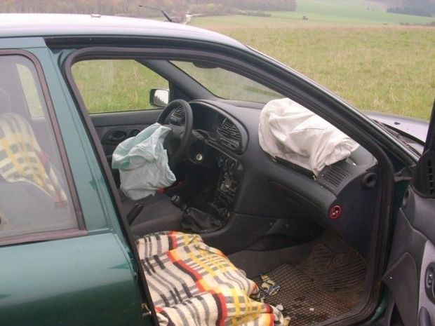 Ένας Γερμανός τράκαρε το αυτοκίνητο του γιατί ήθελε να δει αν λειτουργούν οι αερόσακοι!! 