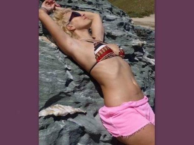 Η Ελένη Μενεγάκη «ανέβασε» φωτό της με μαγιό στα βράχια και τρέλανε το twitter
