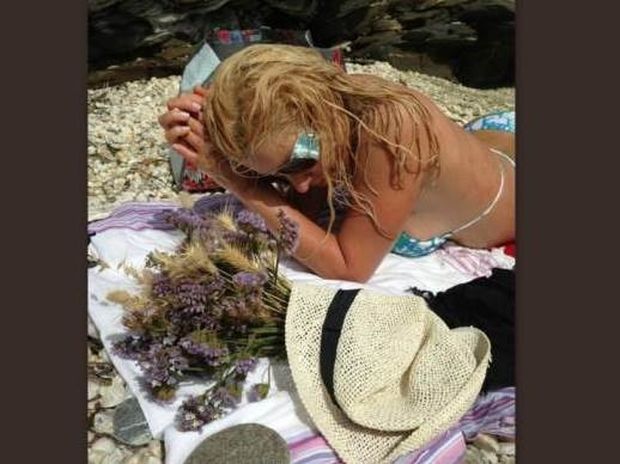 Η Ελένη Μενεγάκη ποζάρει σαν μοντέλο με το μαγιό της στην παραλία