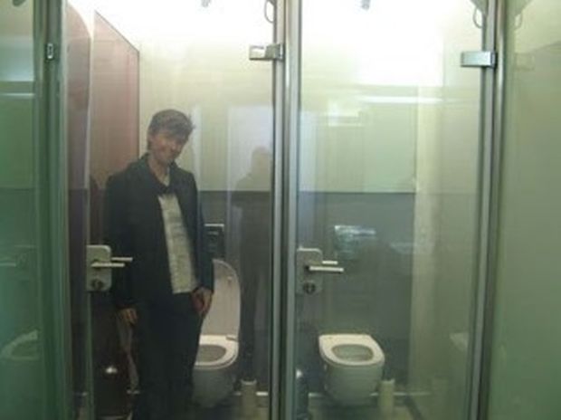 Η πιο hi-tech πόρτα τουαλέτας που έχετε δει