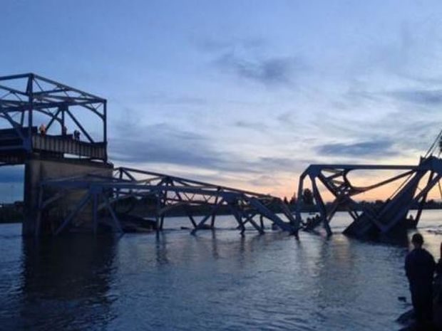 Βίντεο: Η κατάρρευση της γέφυρας παρέσυρε αυτοκίνητα στο νερό