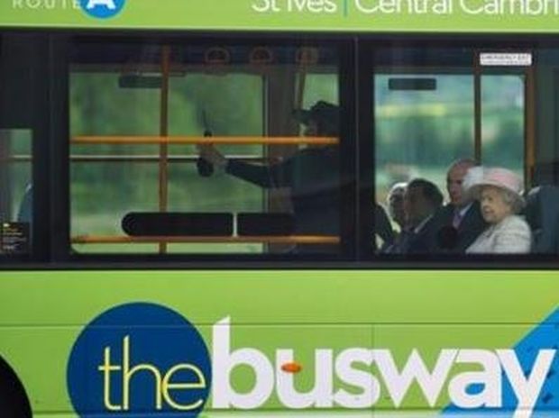 Η Βασίλισσα Ελισάβετ μετακινείται με λεωφορείο;