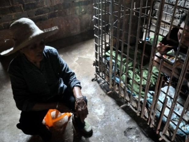 ΑΠΙΣΤΕΥΤΟ: Φυλακισμένος σε κλουβί για 11 χρόνια!
