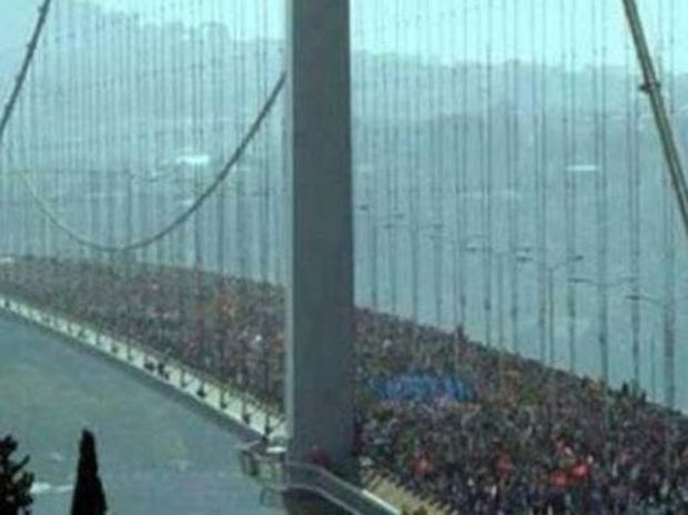 «Απάτη» η φωτογραφία από τη Γέφυρα του Βοσπόρου με τους διαδηλωτές