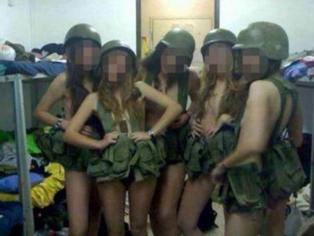 4 στρατιωτίνες βρήκαν τον.. μπελά τους λόγω γυμνών φωτογραφιών