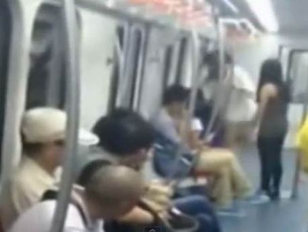 VIDEO ΣΟΚ: Tην έδειραν για μια θέση στο μετρό