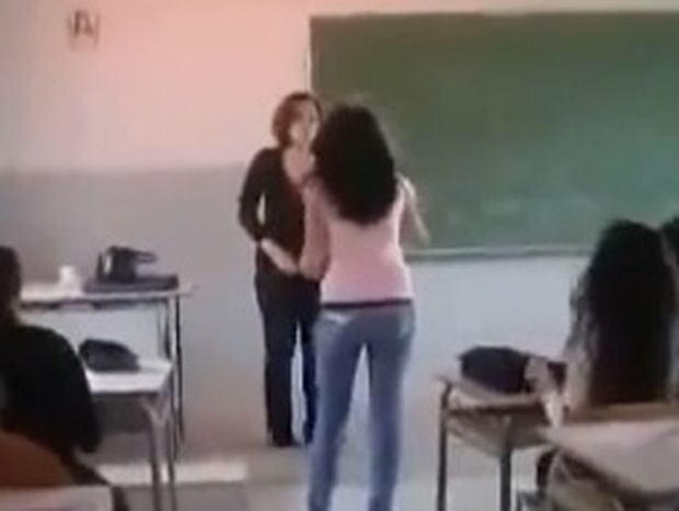 VIDEO: Καθηγήτρια και μαθήτρια πλακώθηκαν στα χαστουκιά μέσα στην τάξη..