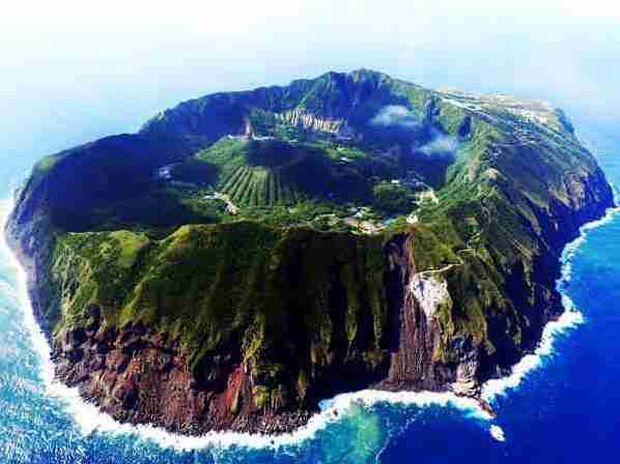 ΔΕΙΤΕ: Νησί-ηφαίστειο...Ένα παράξενο μέρος να ζεις!