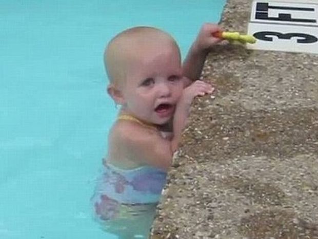 Μωρό 16 μηνών διασχίζει μόνο του πισίνα με μία ανάσα!