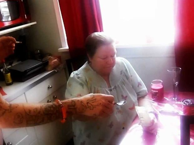VIDEO: 60χρονη δέχεται την πρόκληση της κανέλας, και ιδού τα αποτελέσματα!