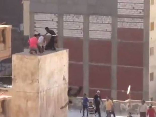Βίντεο που σοκάρει: Ένοπλοι Αιγύπτιοι πετούν διαδηλωτές στο κενό!