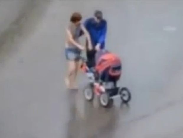 ΑΠΙΣΤΕΥΤΟ: Μεθυσμένοι γονείς κάνουν βόλτα το μωρό τους με το καρότσι! (βίντεο)