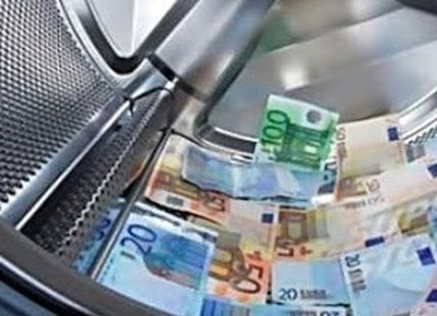 Γιαγιά έκρυψε 200.000 ευρώ στο πλυντήριο... αλλά τα εξαφάνισε ο γείτονας