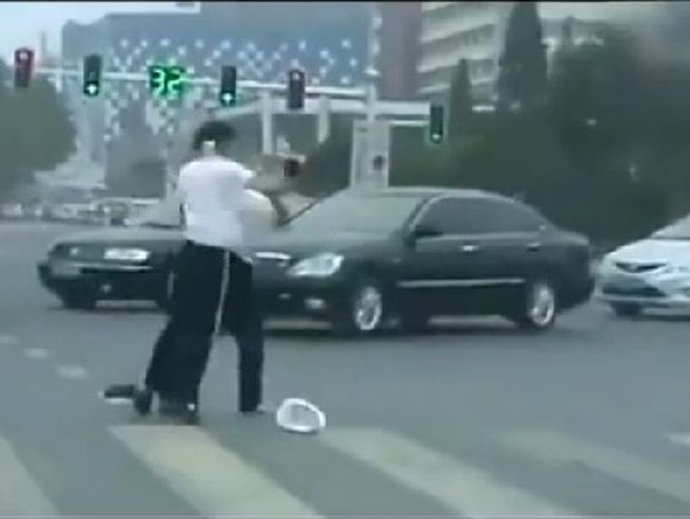 VIDEO: Γυναίκες τροχονόμοι στην Κίνα πιάστηκαν μαλλί με μαλλί στην μέση του δρόμου!