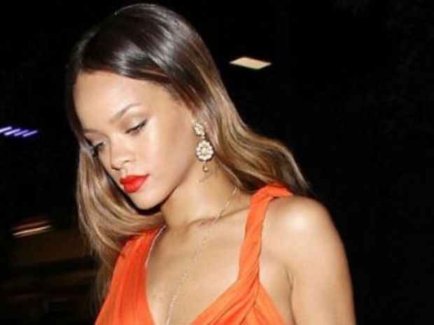 ΔΕΙΤΕ: Νέο look για τη Rihanna!
