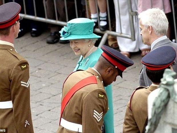 Γιατί αυτός ο στρατιώτης έκατσε κάτω όταν είδε τη Βασίλισσα και πώς αντέδρασε εκείνη;