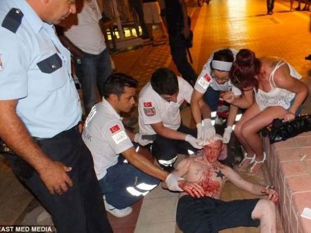 Εικόνες ΣΟΚ: Μεθυσμένοι Βρετανοί τουρίστες πλακώνονται με Τούρκους!